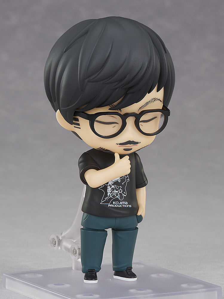 Nendoroid Hideo Kojima dengan aksesori lengkap dan bebek Ludens di samping