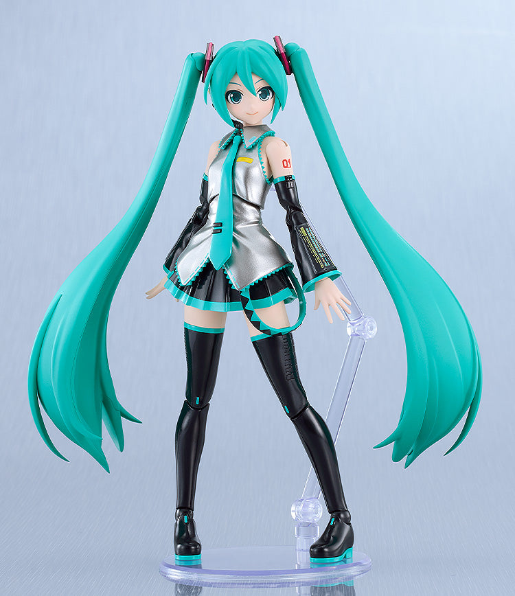Hatsune Miku PLAMATEA model kit tampak samping dengan mikrofon dan pose dinamis