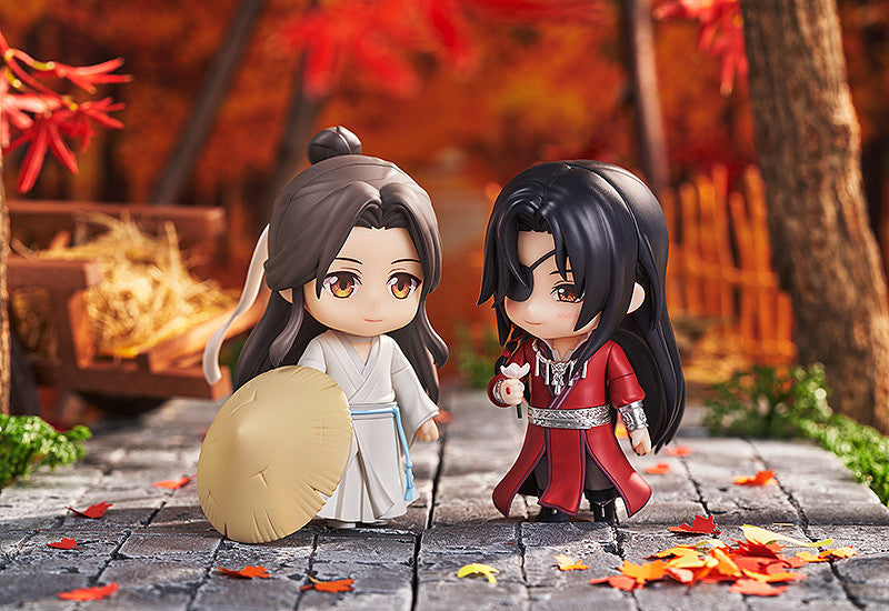 Nendoroid Xie Lian tampak samping dengan topi bambu