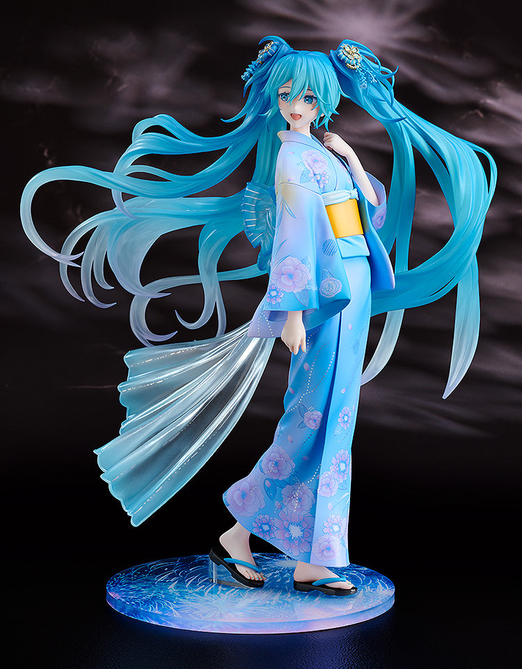 Hatsune Miku Music & Fire Works Ver. 1/7 Scale Figure tampak depan dengan yukata biru-ungu dan latar kembang api