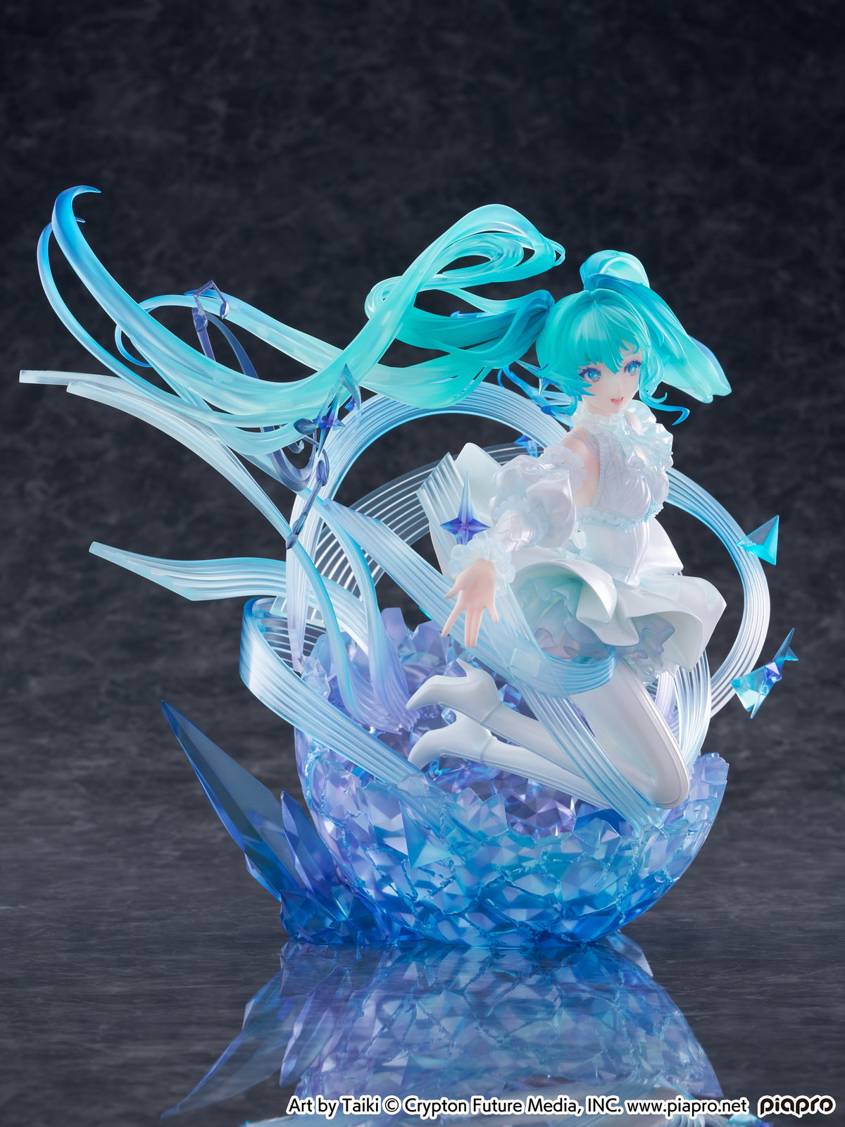 Hatsune Miku -Crystal Dress Ver. - 1/7 Scale Figure – Good Smile US